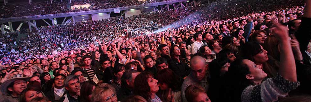 Los presentes bailaron y disfrutaron del show en una noche fría de primavera.
