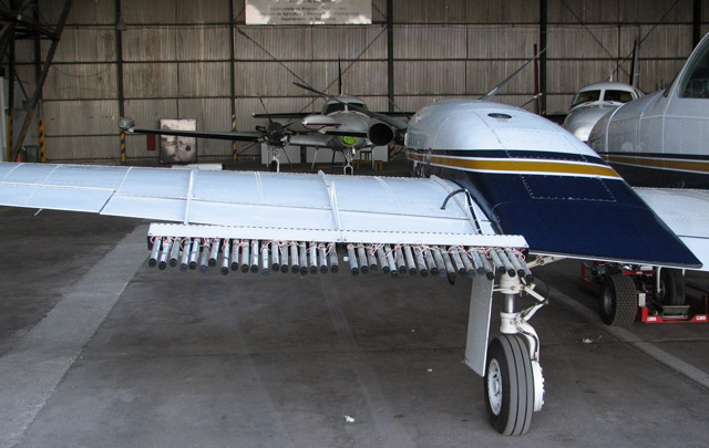 Los aviones tiene una serie de cartuchos que disparan desde las alas.