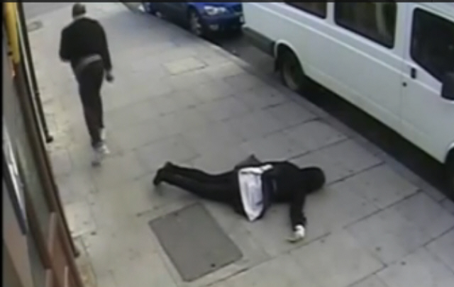 VIDEO: Brutal agresión a una joven en Londres.