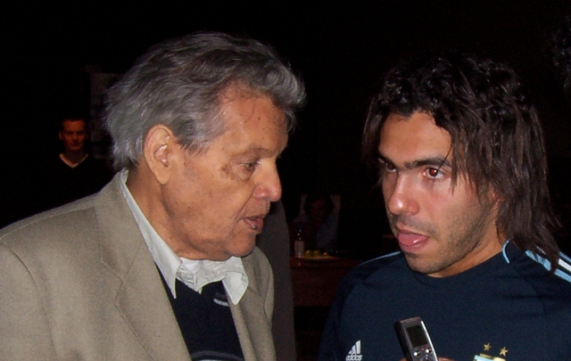 Víctor Brizuela en una charla con Carlitos Tevez.