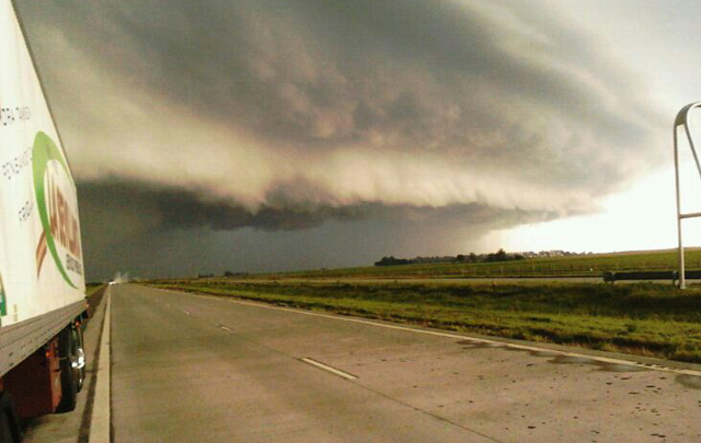 Tormenta en la autopista Córdoba-Rosario, en Oncativo (foto: Marcos Asad)