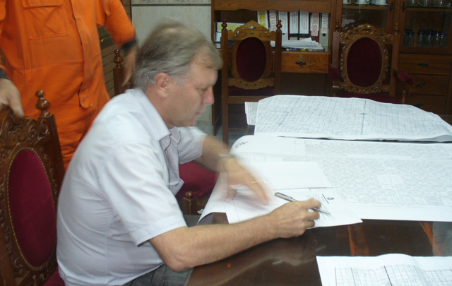 El intendente de Freyre, Rubén Morero, examina los planos de la ciudad.