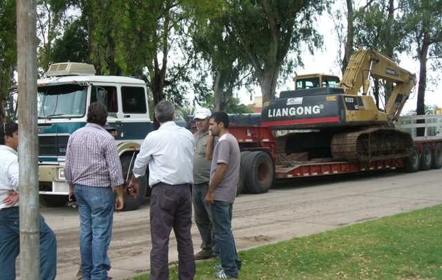 Llegaron las retroexcavadoras para escurrir las aguas.