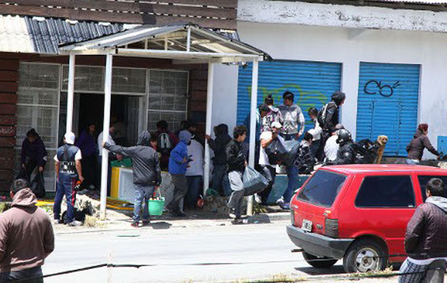 Saqueo a supermercado en Bariloche (Foto ANB Bariloche - Chiwi Giambirtone)