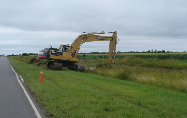 Las retroexcavadoras ya trabajan para escurrir las aguas.