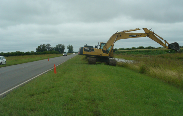 Ya trabajan las retroexcabadoras para escurrir las aguas.