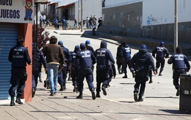 La policía disparó balas de goma (anbariloche.com.ar).
