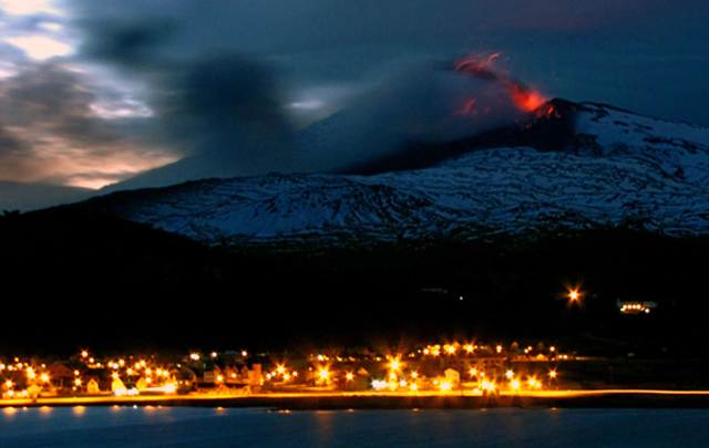 El gobernador se instaló en Copahue para dirigir el Comité de Emergencia.