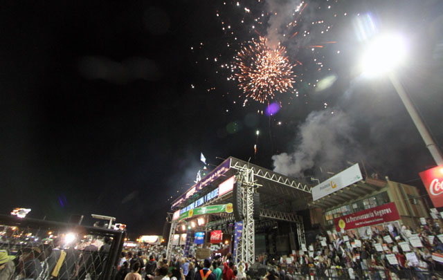 Los fuegos artificiales anuncian la llegada del cantor popular.