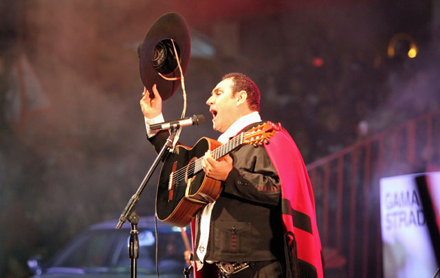 Saludo típico del cantor, sombrero en mano.