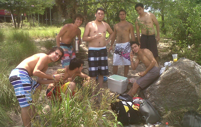 Los chicos disfrutan del sol y el agua en el parador Branca.