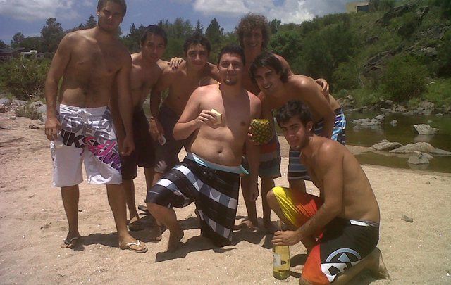 Los chicos disfrutan del sol y el agua en el parador Branca.