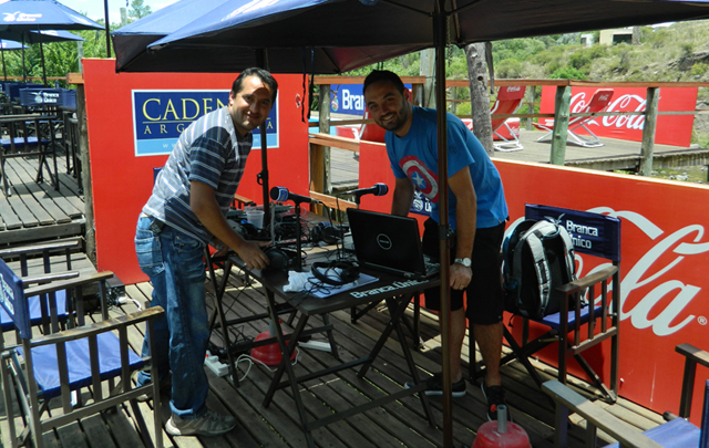 El conductor de la 100.5, Javier Rosemberg, transmite desde el parador Branca.