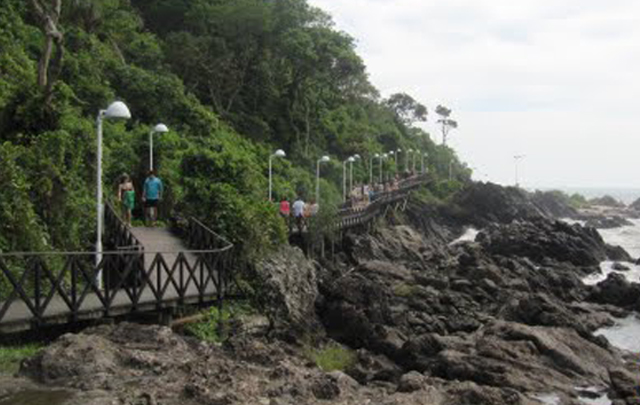 Por las pasarelas se accede a Praia do Canto y Praia do Buraco.