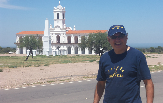 Orlando visitó la réplica del Cabildo en San Luis.