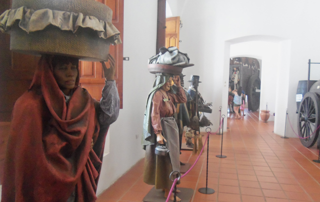 Orlando visitó la réplica del Cabildo en San Luis.