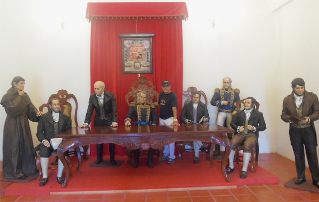 Orlando visitó la réplica del Cabildo en San Luis.