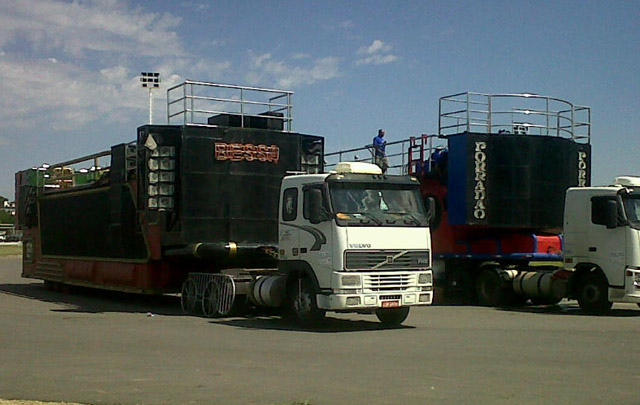 Cada camión mide 23 metros de largo.