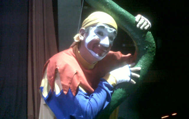 Piñón Fijo después de la función en el Holiday.