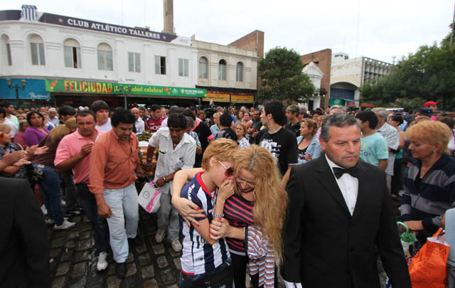 Maribel busca consuelo en los brazos de su mamá.