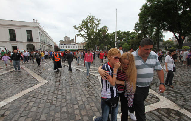 Maribel busca consuelo en los brazos de su mamá.