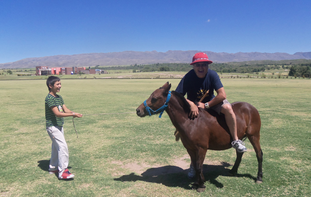 Orlando en el campo de polo Estancia Grande.