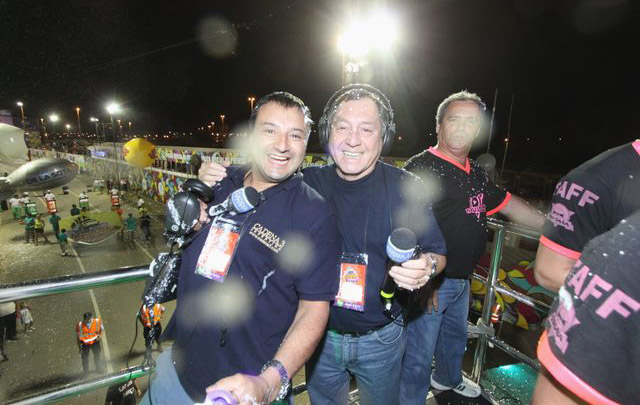 Gustavo Vinderola y Andrés Carpio arriba de un trío eléctrico.