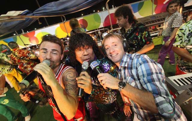 Colorete Gianola junto a La Mona y Carli Jiménez, arriba del trío eléctrico.