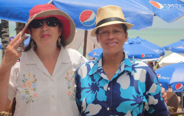 Graciela Narváez, con una moza afro.