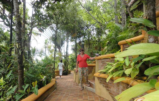 Graciela Narváez en su recorrido por la costa de Arraial d’Ajuda. 