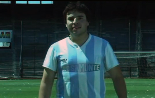 El joven, de 32 años, fue encontrado muerto cerca de la pileta del club.