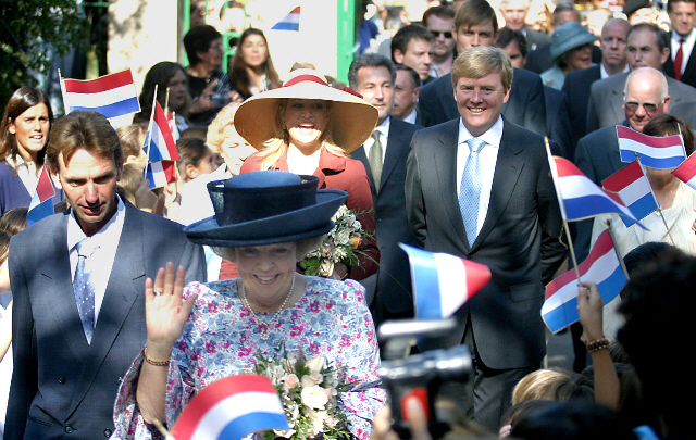 La reina Beatriz abdicará en favor de su hijo Guillermo.