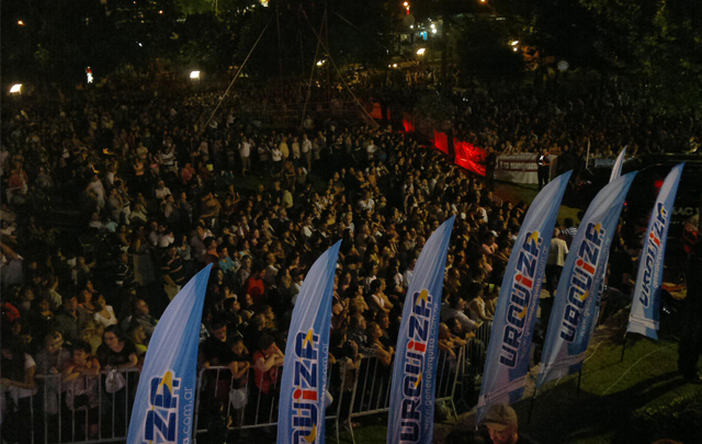 Una multitud en los jardines municipales para ver la ceremonia.