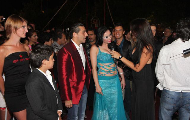 El humorista Adrián Gómez, muy bien acompañado.