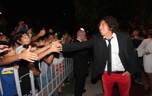 Alejandro ''Huevo'' Müller, saluda a sus seguidores.