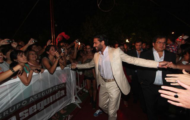 El bailarín Hernán Piquín hace su entrada triunfal.