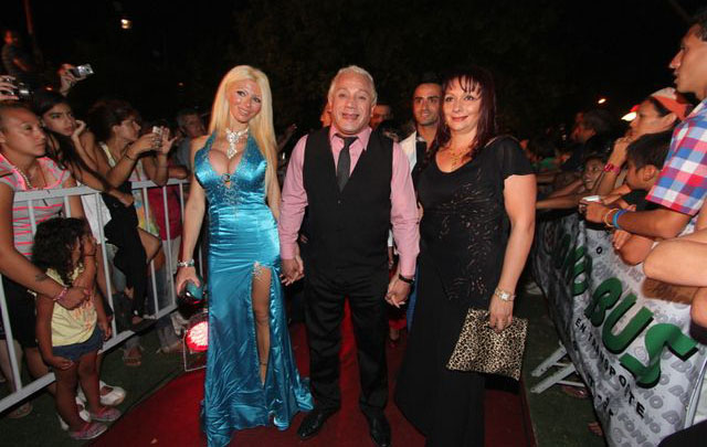 Escoltado, Pablo Rey camina sobre la alfombra roja.