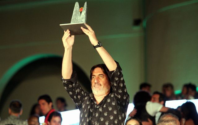 Pailos recibe el premio al mejor humorístico por Esparflaco.