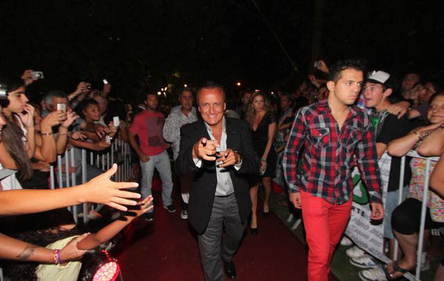 Miguel Del Sel en su arribo a la ceremonia.