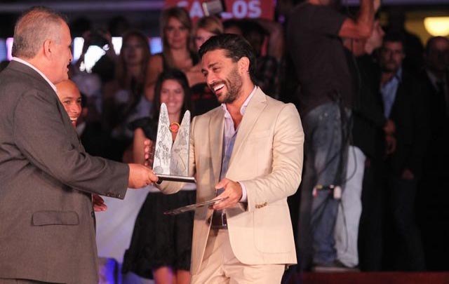 Hernán Piquín recibe el galardón como mejor bailarín (Freddie)