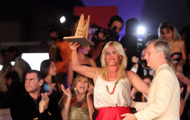 Nazarena oro en mano, la gran ganadora de la noche.