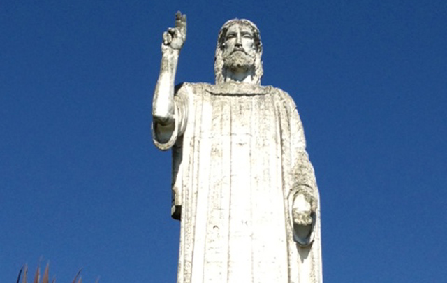 El Cristo tiene 18 metros de altura y 136 toneladas.