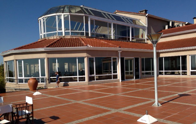 El hotel combina lujo y paisaje natural.