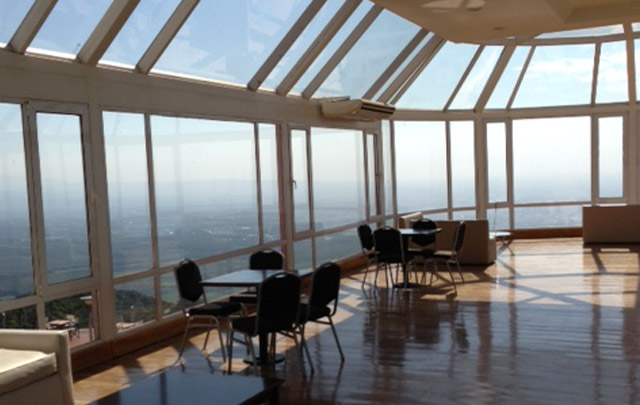 El hotel combina lujo y paisaje natural.