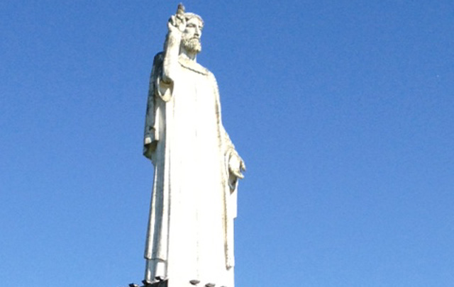 El Cristo tiene 18 metros de altura y 136 toneladas.