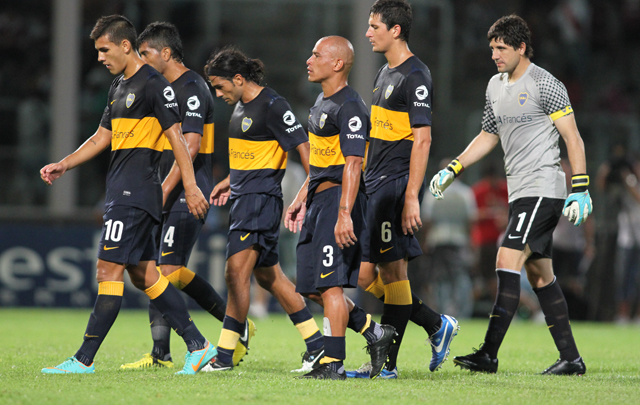 Los xeneizes se retiran con la cabeza gacha.