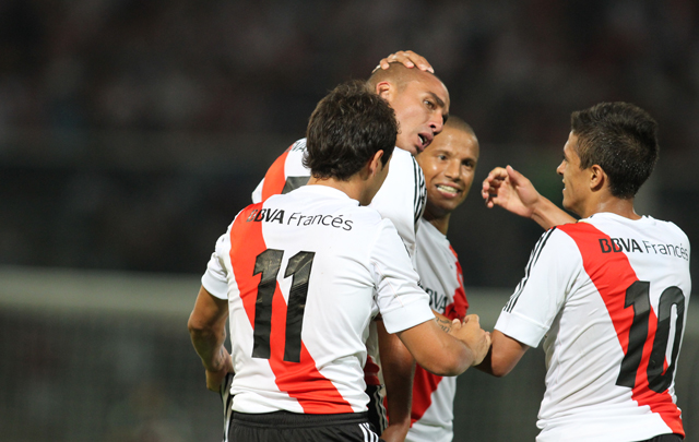 Trezeguet acaba de anotar el gol de la victoria de River.