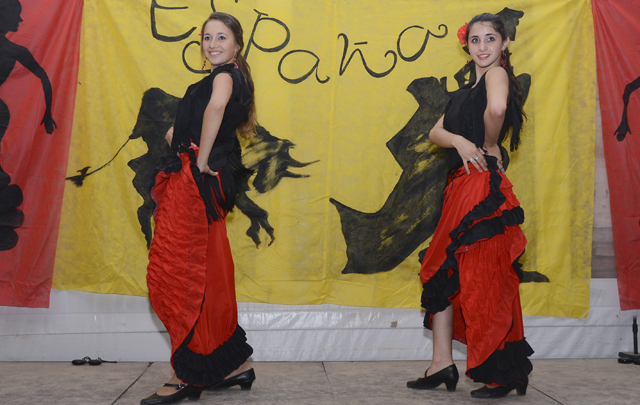 Integrantes de la colectividad española durante una danza típica.