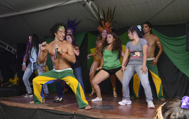 El baile del axe realizado por parte de la comunidad brasileña.