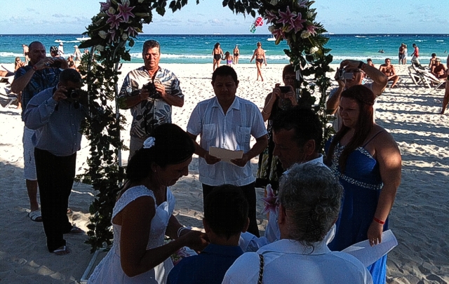 Una pareja de franceses se casó al borde del mar en Playa del Carmen.